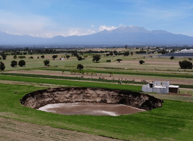 Video: Se abre enorme socavón en Puebla